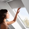 Roleta wewnętrzna zaciemniająca VELUX DKL PK10 94x160 do okien dachowych
